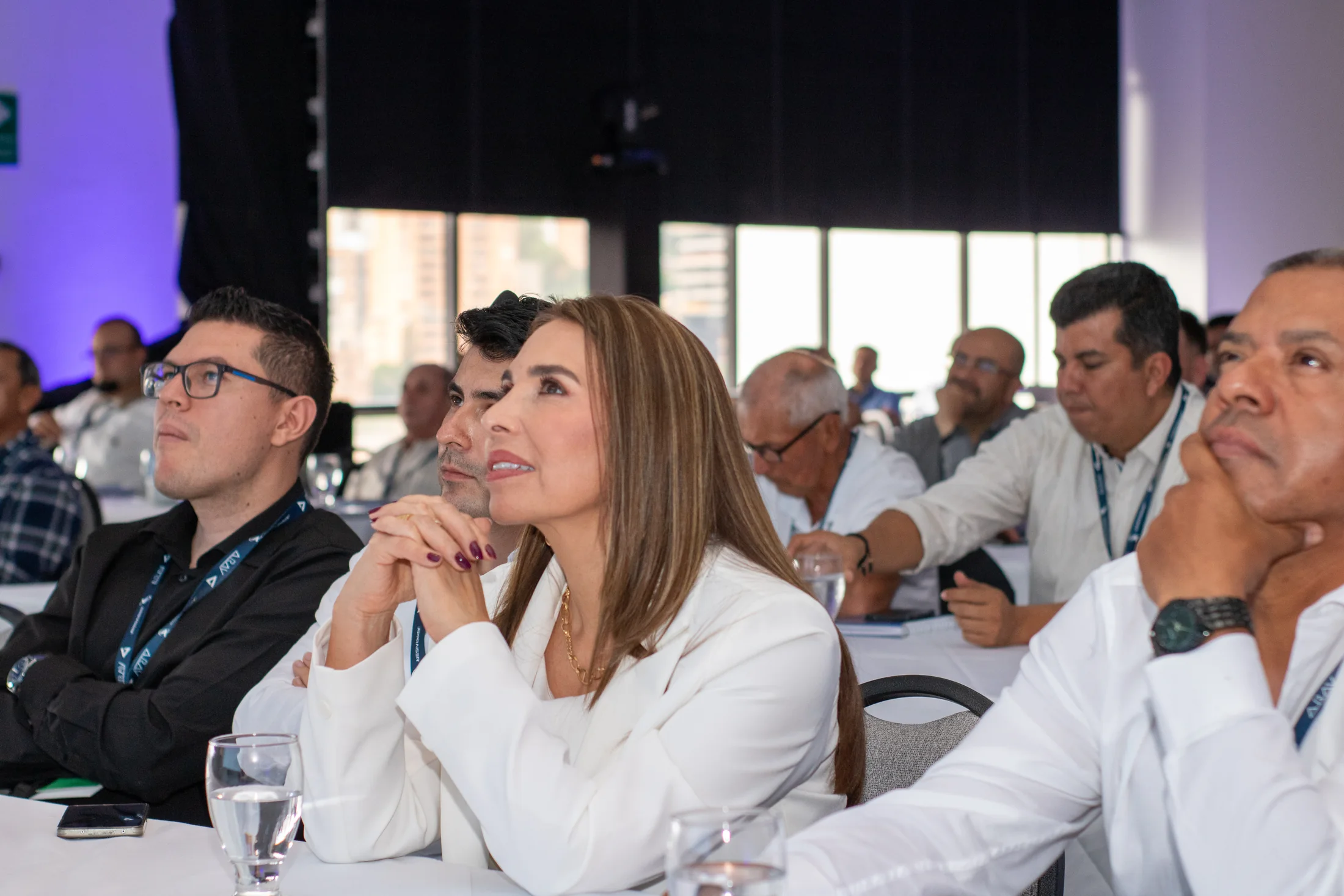 Participantes atentos durante el encuentro