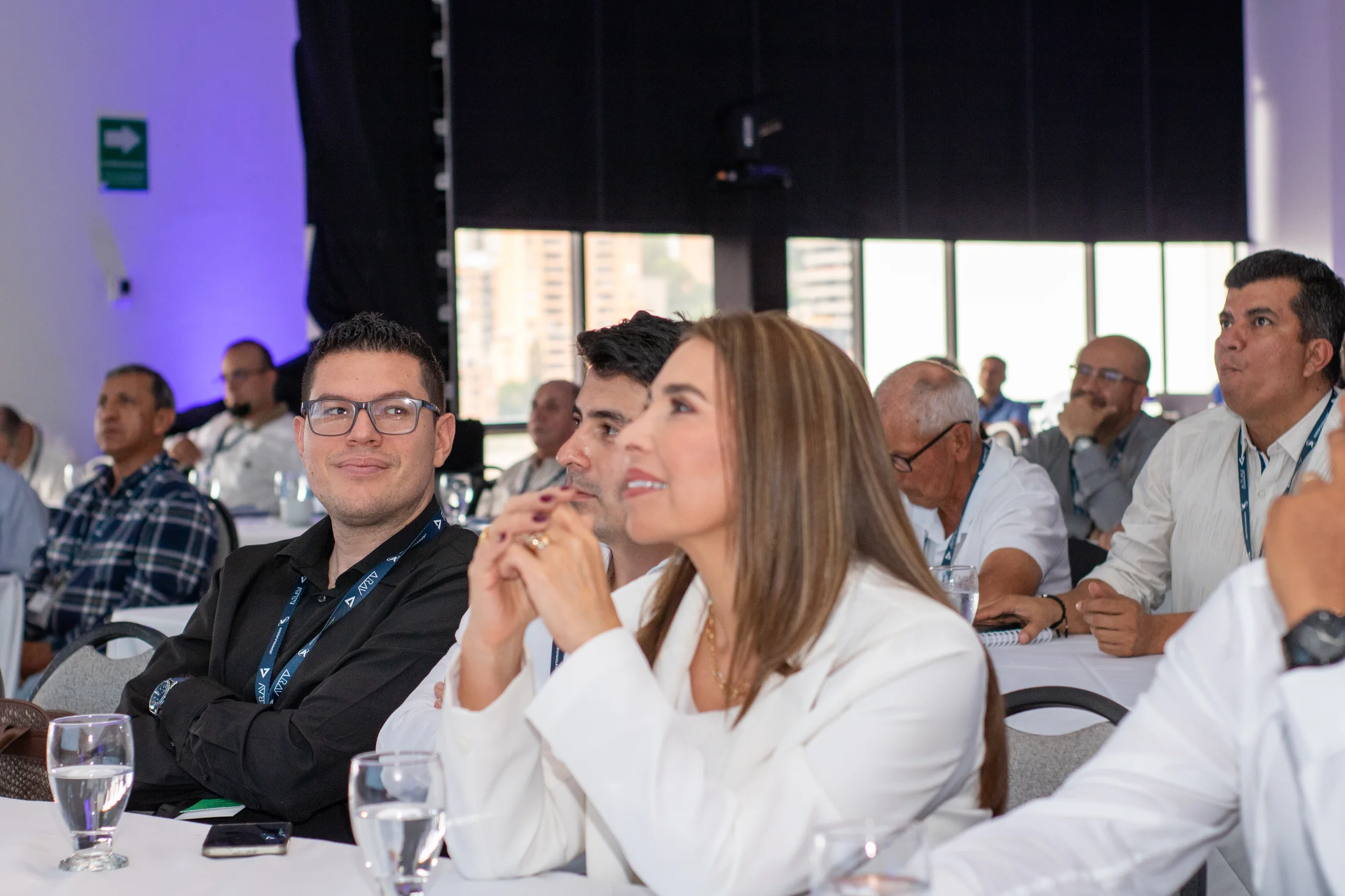 Asistentes participando en una jornada académica