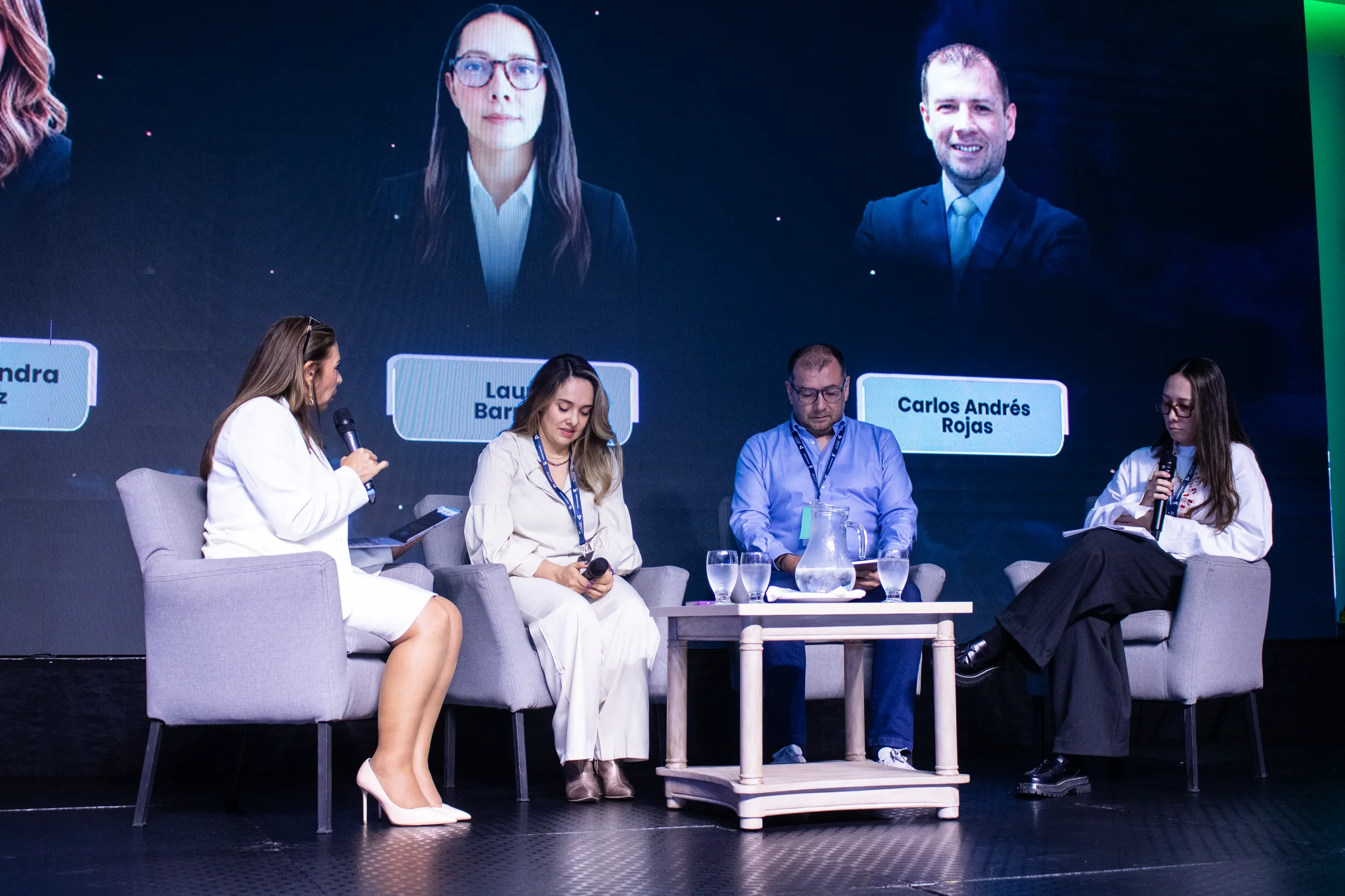 Panel de conversación durante el congreso
