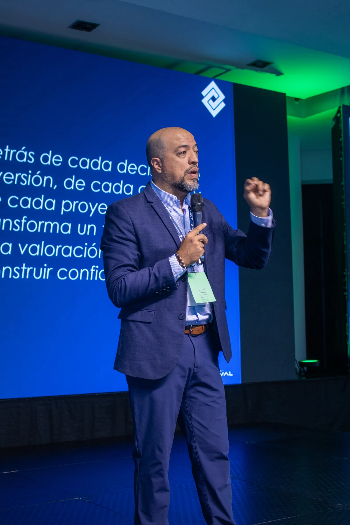 Ponente hablando sobre sostenibilidad y valor