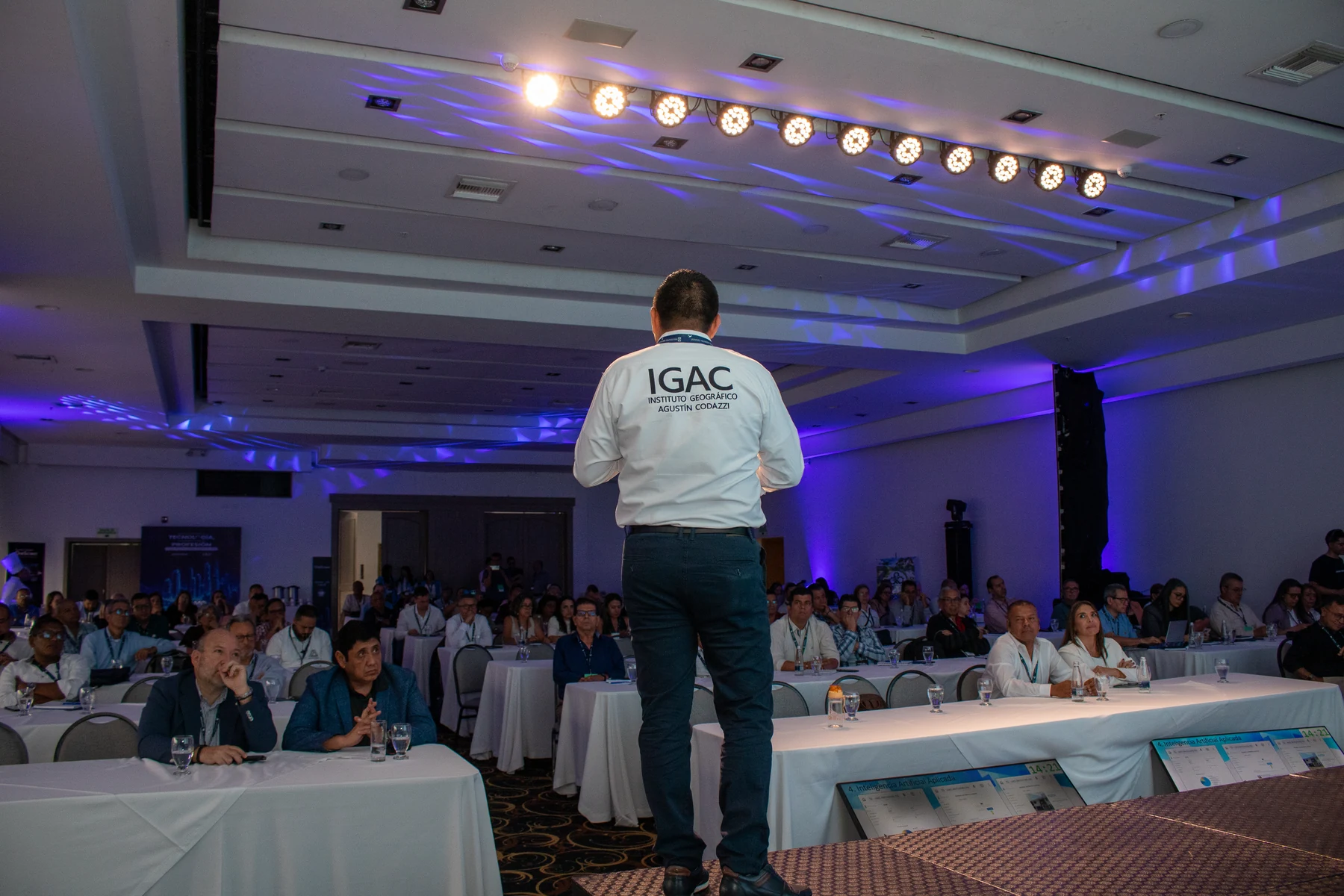 Ponente del IGAC frente a los asistentes del congreso