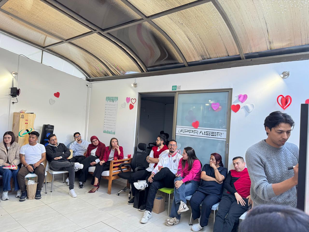 Comunidad Appraiser reunida durante la celebración de Amor y Amistad