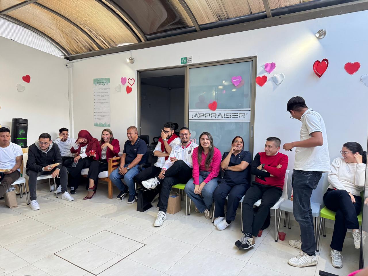Compañeros de Appraiser compartiendo y riendo