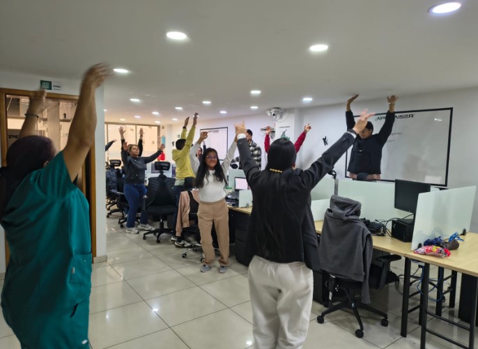 Equipo participando en una pausa activa en la oficina