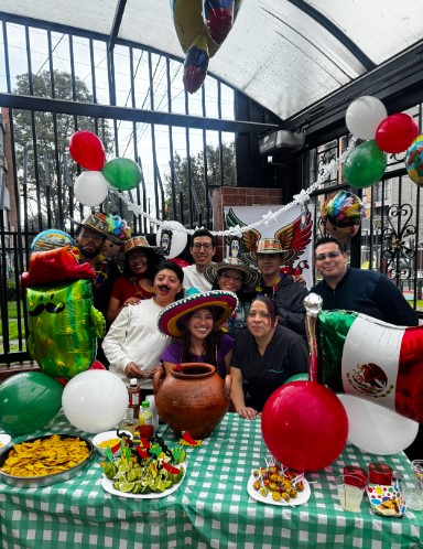 Equipo disfrutando una actividad temática de integración