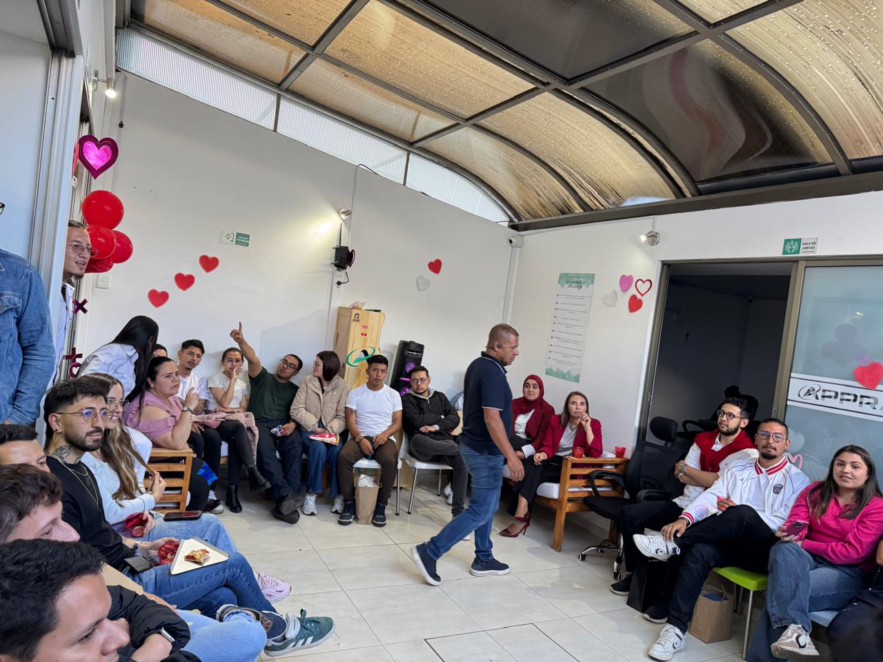 Equipo reunido durante Amor y Amistad