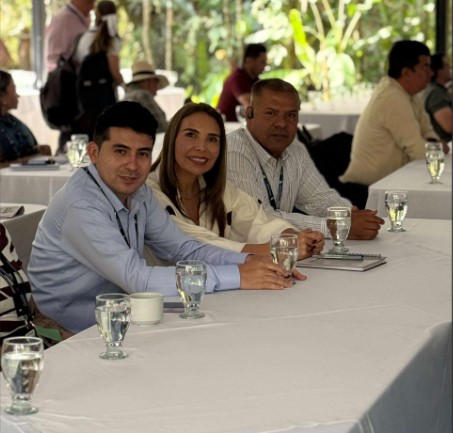 Integrantes de Appraiser compartiendo durante un encuentro empresarial